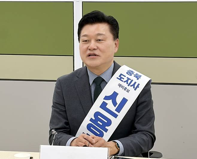 기자들과 대화 나누는 신용한 예비후보 [촬영 전창해 기자]
