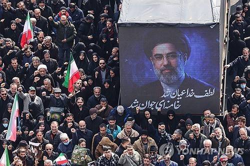 이란 테헤란 광장에 등장한 모즈타바 대형 사진 [AFP 연합뉴스 자료사진. 재판매 및 DB 금지]