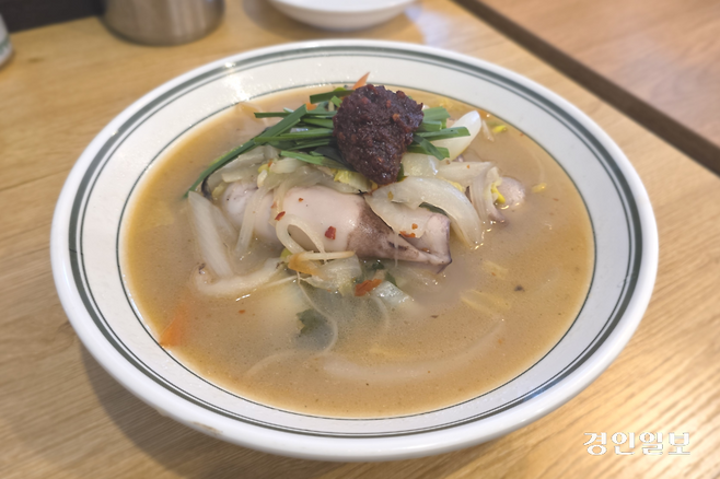 짬뽕 국물 속에는 오징어 두 마리가 숨어 있고 그 위로 백짬뽕의 변신을 도울 라조장 한 뭉텅이가 올려져 있다. /황성규기자 homerun@kyeongin.com