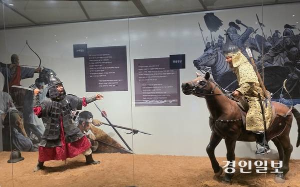강화전쟁박물관에 전시된 고려군과 몽골군의 전투 장면 모형. 2026.3.13 /정진오기자 schild@kyeongin.com