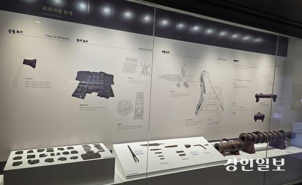 강화전쟁박물관에 전시된 고려시대의 무기류. 2026.3.13 /정진오기자 schild@kyeongin.com