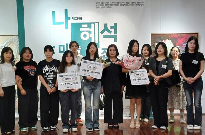 ▲ 2025년 개최한 제29회 나혜석 미술대전 대상, 최우수상, 우수상 등 수상자들의 모습. /사진제공=수원미술협회