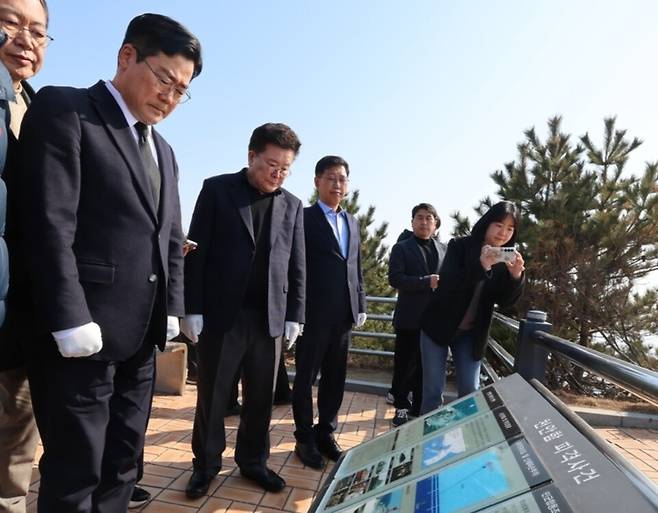 ▲&nbsp;17일 인천 옹진군&nbsp;백령도 천안함 46용사 위령탑을 찾은 더불어민주당 인천시장 후보 박찬대(연수구갑) 국회의원이 참배를 하고 있다. /백령도=박준엽 수습기자 jun010209@incheonilbo.com