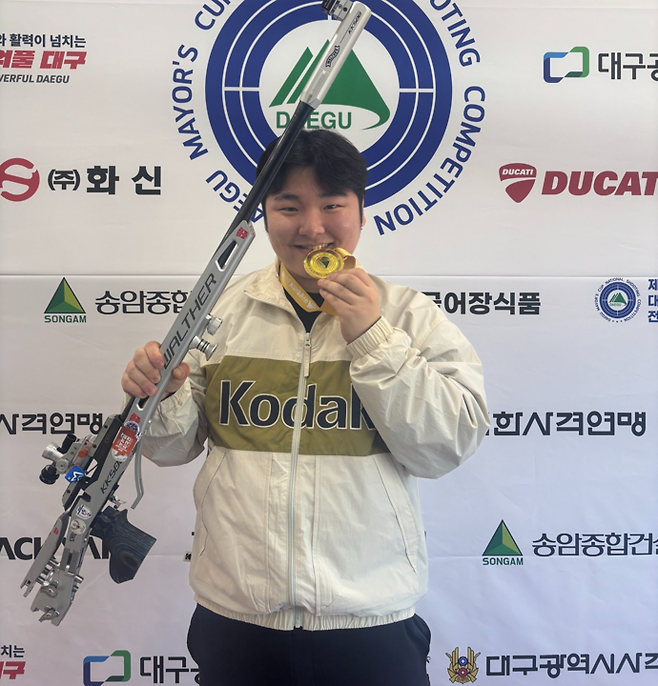 17일 대구국제사격장에서 열린 제9회 대구광역시장배 전국사격대회 2일째 남자 일반부 50m 3자세 개인전서 우승한 경기도청의 김준표가 기념사진을 찍고 있다. 사진=경기도청