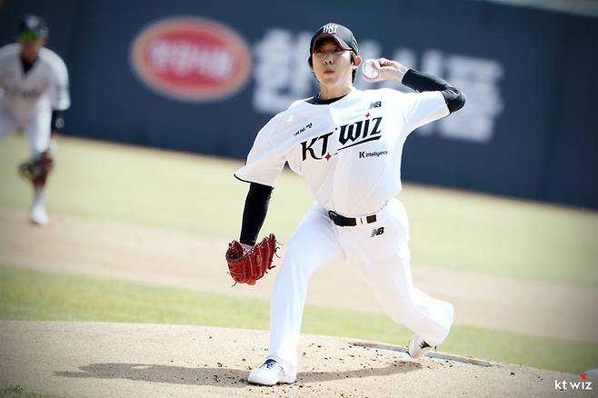 17일 수원케이티위즈파크서 열린 2026 신한 SOL KBO리그 시범경기 LG 트윈스와의 경기서 KT 선발 오원석이 역투하고 있다. 사진=KT위즈