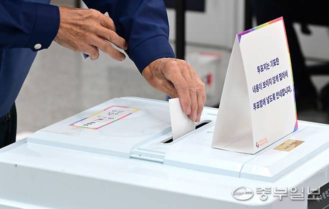 인천의 한 투표소에서 유권자가 기표용지를 투표함에 넣고 있다. 정선식기자