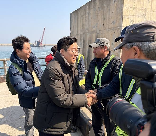 17일 박찬대 의원이 인천 옹진군 백령도 용기포항여객터미널에서 주민들과 인사를 나누고 있다< 유지웅 기자>