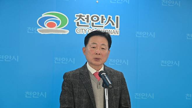 박찬우 천안시장 예비후보는 17일 천안시청 브리핑실에서 기자회견을 열고, 천안을 기업도 성장하고 서민경제도 함께 살아나는 도시, 장사는 잘되고 골목은 살아나는 경제 살리는 민생도시로 만들겠다고 강조했다.(사진=정철희 기자)