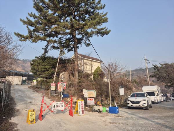 방역당국이 아프리카돼지열병 확진 판정을 받은 산청군 한 양돈농장 출입을 통제하고 있다. / 경남도