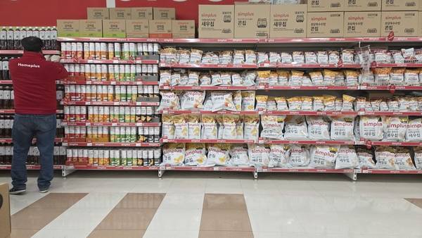 한 홈플러스 노동자가 홈플러스 자사 제품을 진열대에 진열하고 있다. /안지산 기자