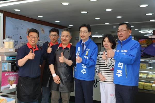 김경수 더불어민주당 경남도지사 예비후보가 17일 통영 중앙시장에서 상인들을 만나고 있다. /더불어민주당 경남도당
