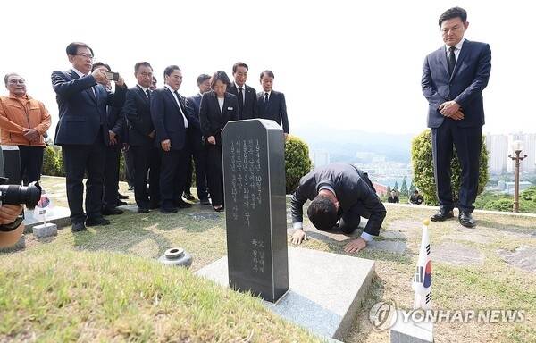 지난해 5월 28일 김문수 국민의힘 대선 후보가 창원시 마산회원구 구암동 국립3.15민주묘지 고 김주열 열사 묘역에서 절하고 있다. 백한기 전 3.15의거기념사업회장은 이 자리에 함께해 김 후보에게 "꼭 대통령이 되셔서 우리의 명예를 회복해달라"고 말했다. 맨 왼쪽에 서 있는 사람이 백 전 회장. /연합뉴스