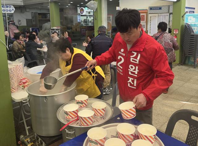국민의힘 김완진 안동시 바선거구 예비후보가 용상시장 무료급식 봉사활동으로 유권자들을 만나고 있다. 김완진 예비후보 제공