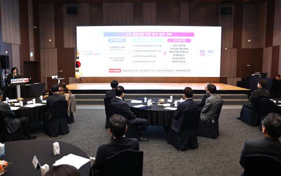 16일 창원 컨벤션센터(CECO)에서 '공공기관 2차 이전 범도민 유치위원회' 출범식이 열리고 있다.사진=경남도