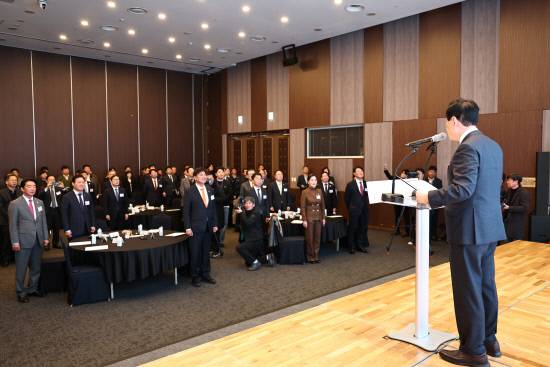 16일 창원 컨벤션센터(CECO)에서 열린 '공공기관 2차 이전 범도민 유치위원회' 출범식에서 최효석 재경 경남도민회장이 결의문을 낭독하고 있다.사진=경남도