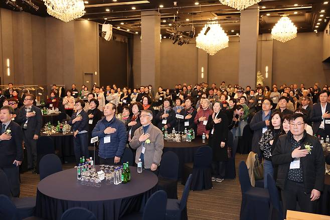 육지에서 다시 뭉친 울릉의 정(情). 지난 14일 대구에서 열린 울릉 저동초 총동문향우회 정기총회 및 회장 이취임식에 참석한 350여 명의 동문이 국민의례를 하면서 변함없는 고향 사랑과 단합을 다지고 있다. /총동문향우회 제공