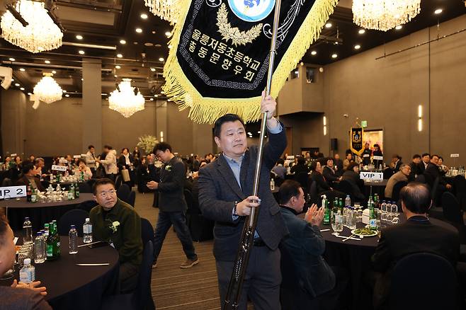 동문의 열렬한 환호 속 울릉 저동초등학교 총동문향우회 기수단이 입장하고 있다. /총동문향우회 제공