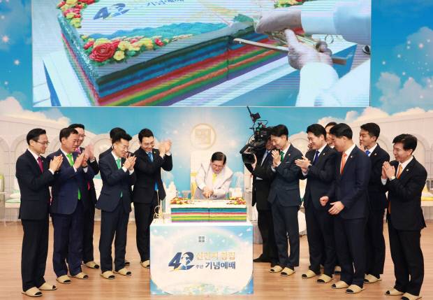 지난 5일 신천지 청주교회에서 열린 신천지예수교회 창립 42주년 기념 예배에서 이만희 총회장을 비롯한 12지파장이 함께 떡케이크 커팅식을 갖고 있다. 신천지예수교회 제공