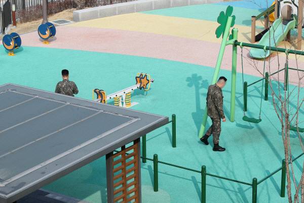 17일 오전 대구 북구 한 초등학교 인근 놀이터에서 군 관계자들이 전날 오후 초등학생 A양이 탄두로 의심되는 물체에 맞아 목 아래 부위를 다친 사고와 관련해 현장을 조사하고 있다. 뉴스1