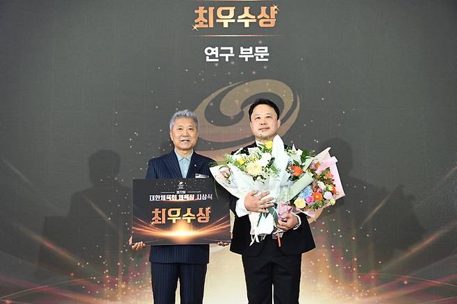 ▲ 동국대 WISE캠퍼스 스포츠과학전공 김석규 교수(오른쪽)가 최근 열린 제72회 대한체육회 체육상 연구부문에서 최우수상을 수상한 후 기념촬영을 하고 있다. 동국대WISE캠퍼스