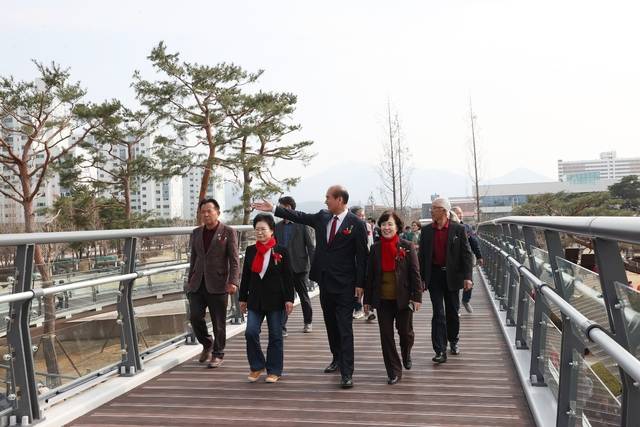 상주시(시장 강영석)는 16일 복룡동 일원에서 '복룡 유적 역사공원 보행육교' 준공식을 개최했다 상주시 제공