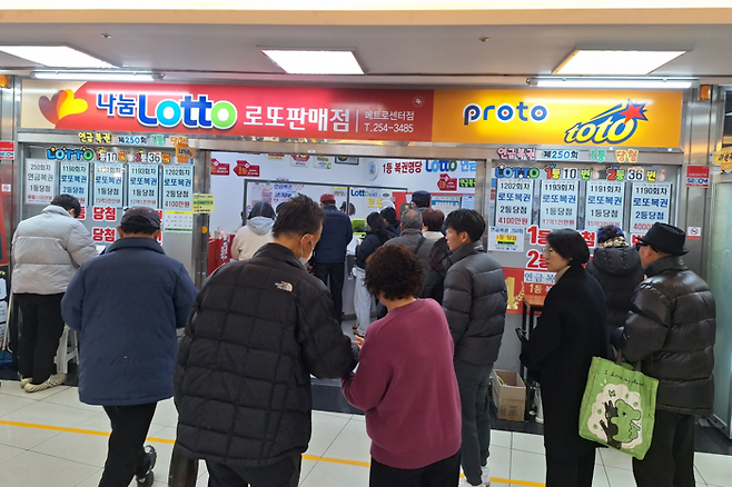 17일 오후 대구 중구 반월당 지하상가. 토요일 오후마다 시민들이 몰리는 로또 판매점 앞에는 최근 1·2등 당첨 소식까지 겹치며 대기 줄이 길게 늘어섰다. 강승규기자