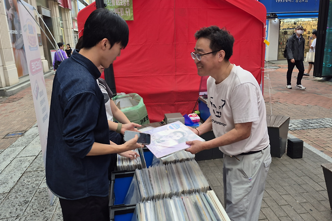 대구 동성로 타임워프 페스타가 열린 19일 오후 길보드 차트 부스에서 석창택 씨가 LP를 판매하고 있다. 조윤화기자