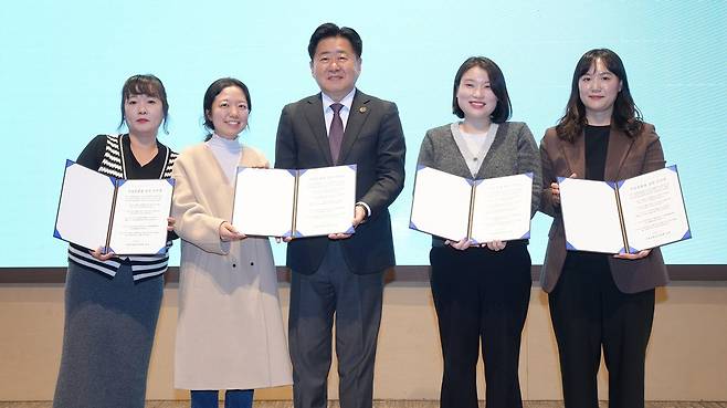 올해 수눌음돌봄공동체에 새로 참여하는 가족과 오영훈 지사(가운데) / 사진=제주도