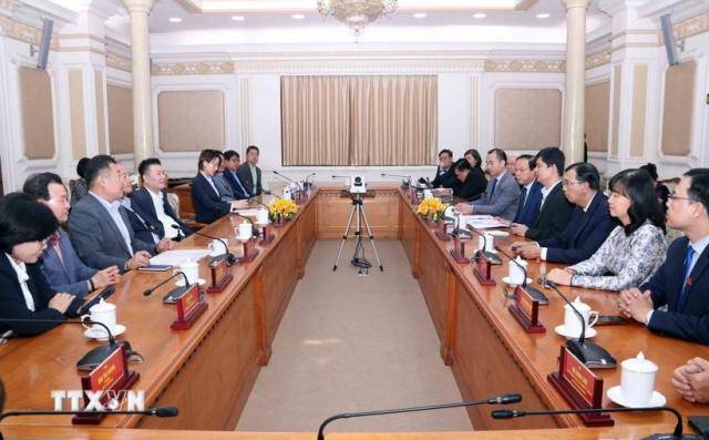 호찌민시 인민의회와 대전시의회 대표단이 마주 앉아 구체적인 협력 방안을 논의하는 모습 [사진=베트남 통신사]