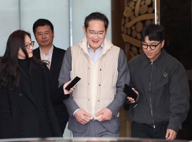 이재용 삼성전자 회장이 지난 13일 유럽 출장 일정 후 서울 강서구 서울김포비즈니스항공센터(SGBAC)를 통해 귀국하고 있다. [사진=연합뉴스]