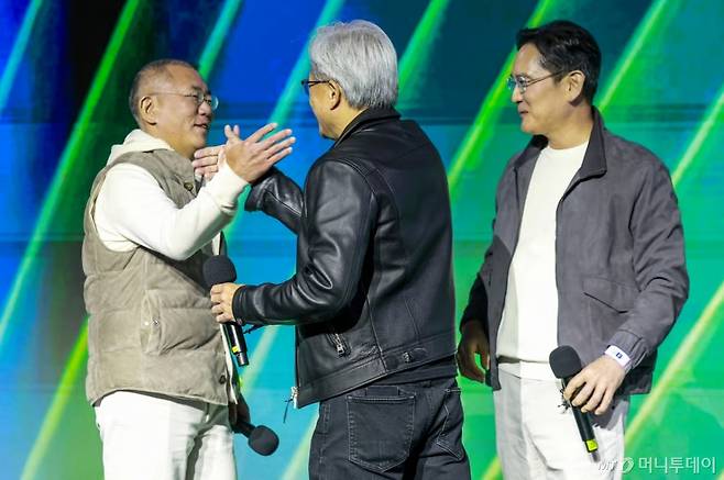 젠슨 황 엔비디아 최고경영자(CEO)가 30일 서울 강남구 코엑스에서 열린 엔비디아 지포스 게이머 페스티벌에서 이재용 삼성전자 회장과 정의선 현대차그룹 회장과 인사를 하고 있다. /사진=머니투데이미디어