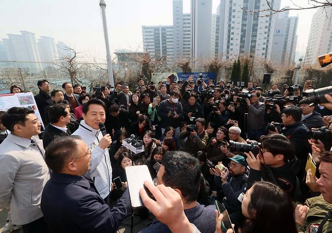 오세훈 서울시장이 17일 서울 영등포구 신길역세권 장기전세주택 건립현장 인근에서 주택 활성화 방안을 발표하고 있다. 신태현 기자 holjjak@