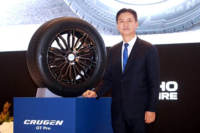 금호타이어가 17일 그랜드 하얏트 호텔에서 ‘2026 금호 멤버스데이’ 행사를 개최했다. 멤버스데이 행사에서 신제품 ‘크루젠 GT Pro’ 제품 언베일링이 진행됐고 제품 옆에서 금호타이어 대표이사 정일택 사장이 인사를 하고 있다.(사진=금호타이어)