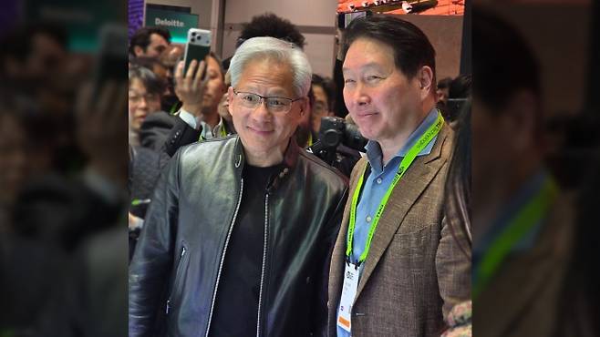 SK하이닉스 전시 부스를 찾은 엔비디아 젠슨 황 CEO(가운데 왼쪽)와 SK그룹 최태원 회장(가운데 오른쪽). 사진=SK하이닉스 제공