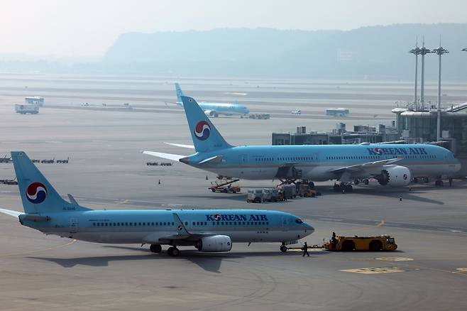 사진은 4월 유류할증료 고시를 앞둔 16일 오전 인천국제공항 계류장에 항공기들이 운항 준비를 하고 있는 모습. / 뉴시스&nbsp;