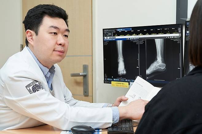 ▲강동경희대병원 정형외과 경민규 교수가 족저근막염의 원인과 증세, 예방법 등에 대해 설명하고 있다. 사진=강동경희대병원