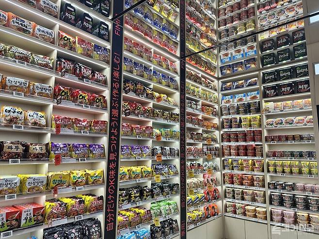 이마트24 'K-푸드랩 명동점' 2층에 설치된 대형 '라면 아카이브 월'&nbsp; ⓒ투데이신문