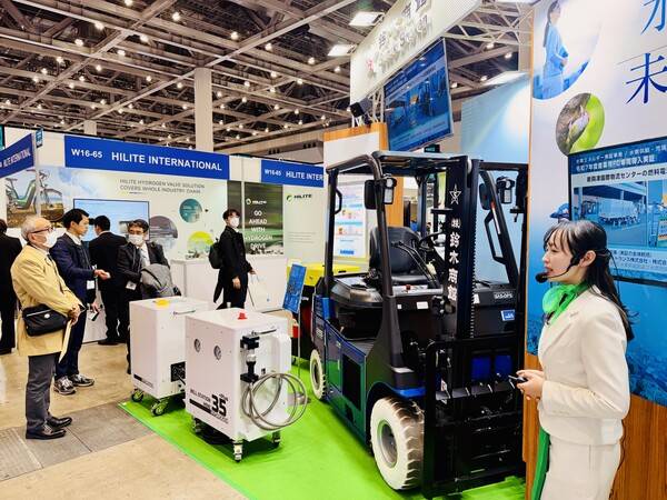 ▲ 이번 전시회에는 수소차는 물론 수소지게차, 수소선 등 모빌리티 다양성이 주목받았다. 사진은 수소 지게차를 설명하고 있는 모습.