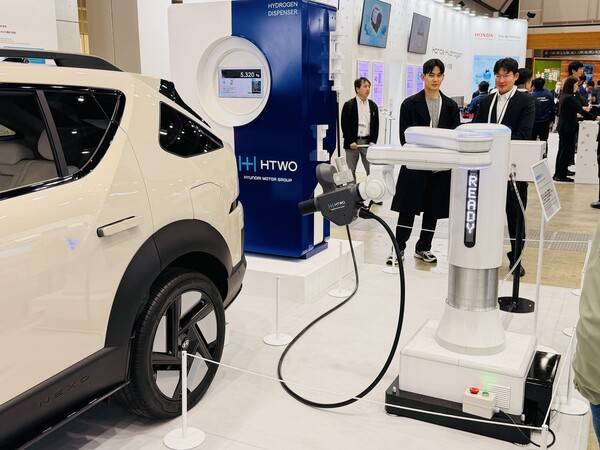 ▲ 현대자동차의 무선 수소충전기 로봇과 디 올 뉴 넥쏘는 이번 전시회에서 가장 인기있는 모델이다.&nbsp;