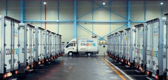 쿠팡이 와우 멤버십 미가입자의 로켓배송 무료배송 기준을 쿠폰·할인 적용 후 1만9800원 이상으로 변경해 사실상 기준을 인상했다. 참여연대는 “조삼모사식 기만”이라며 “쿠폰으로 생색내고 가격을 올리는 전형적 독점갑질”이라고 비판, 정부에 플랫폼 규제 도입을 촉구했다. 사진은 쿠팡 배송차량들. 쿠팡 제공