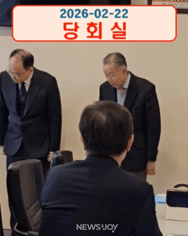 박영선·박병석 목사가 당회원들에게 사과하고 있다. 뉴스앤조이 자료 사진