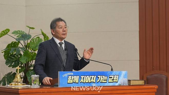 김재철 목사는 헌법 개정 없이 여성 강도권 시행이 가능하다고 인정하면서도 헌법 개정은 불가피하다고 했다. 그는 "강도사가 통과되면 또 한 단계 나아갈 수 있다"고 말했다. 뉴스앤조이 나수진