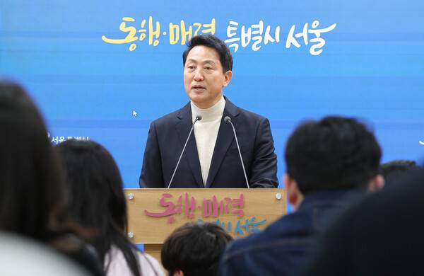 오세훈 서울시장이 17일 서울시청 브리핑룸에서 기자회견을 열고 6·3 지방선거 공천 신청과 관련해 입장을 밝히고 있다. 오 시장은 국민의힘에 '절윤(윤석열 전 대통령과의 절연) 결의문'에 이어 '윤 어게인 청산'을 위한 실질적인 후속 조치를 요구하면서 6·3 지방선거 공천 신청을 미뤄왔다. 2026.3.17. 연합뉴스