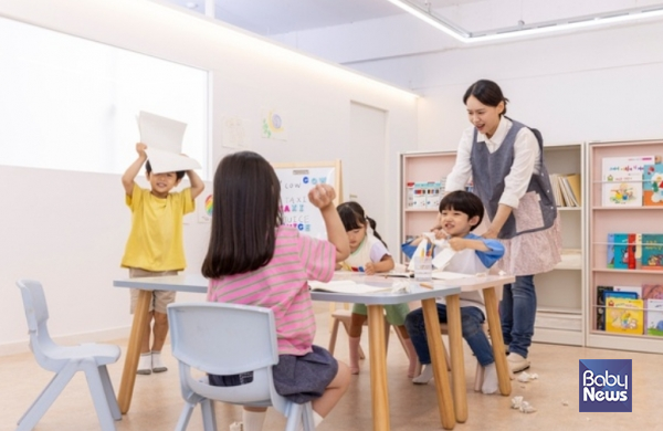보육교직원의 정당한 보육활동을 보호하기 위한 제도적 기반이 한층 강화된다. 교육부(장관 최교진)는 17일 국무회의에서 「영유아보육법 시행령」 일부개정령안이 심의·의결됐다고 밝혔다. ⓒ베이비뉴스