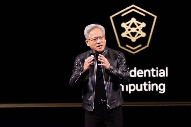 젠슨 황 엔비디아 최고경영자(CEO)가 16일(현지시간) 미국 캘리포니아 산호세에서 열린 GTC 2026 콘퍼런스에서 기조연설을 하고 있다. (사진=AFP)