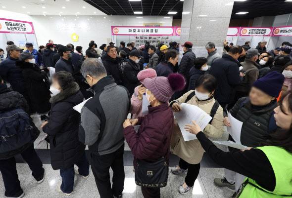 지난해 12월 10일 서울 마포구청에서 열린 마포구 노인일자리 박람회를 찾은 시민들이 일자리 신청을 위해 줄을 서 있다.(사진=연합뉴스)