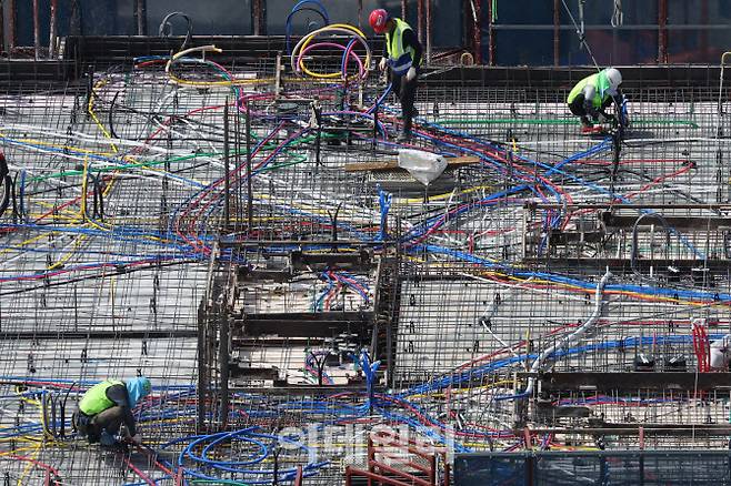 한 아파트 건설 현장에서 근로자들이 작업을 하고 있다.(사진=이데일리 이영훈 기자)