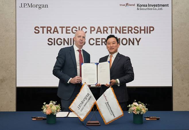 김성환 한국투자증권 사장(오른쪽)과 댄 왓킨스(Dan Watkins) JP모간자산운용 아시아태평양 대표가 17일 MOU 체결 후 기념 사진을 촬영하고 있다. 사진=한국투자증권 제공
