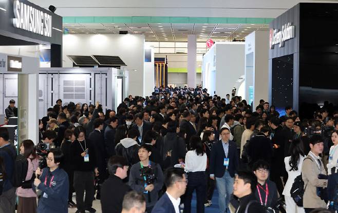 지난 11일 서울 강남구 삼성동 코엑스에서 열린 국내 최대 배터리 행사 '인터배터리 2026'가 관람객들로 북적이고 있다. (사진=이데일리 방인권 기자)