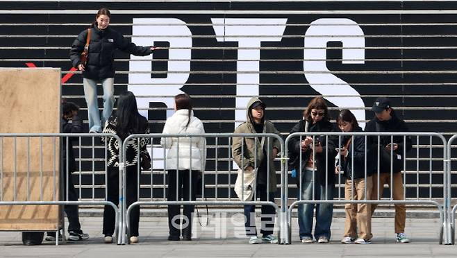 지난 16일 서울 광화문광장에 방탄소년단(BTS)의 컴백 라이브 공연 무대가 설치되고 있다.(사진=이데일리)